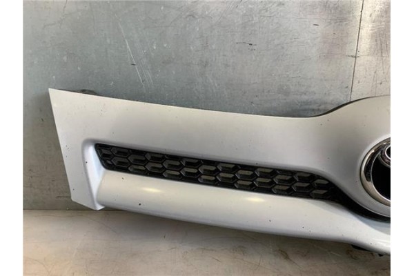 Recambio de rejilla paragolpes delantero para toyota corolla verso (r1) 2.2 d-4d referencia OEM IAM 531110F020  