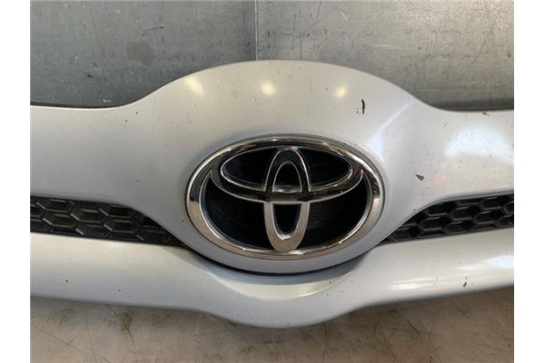 Recambio de rejilla paragolpes delantero para toyota corolla verso (r1) 2.2 d-4d referencia OEM IAM 531110F020  