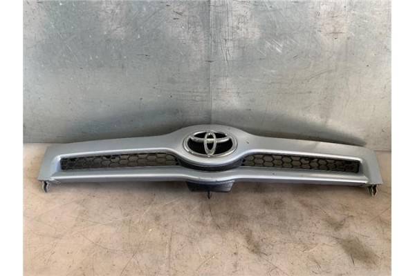 Recambio de rejilla paragolpes delantero para toyota corolla verso (r1) 2.2 d-4d referencia OEM IAM 531110F020  