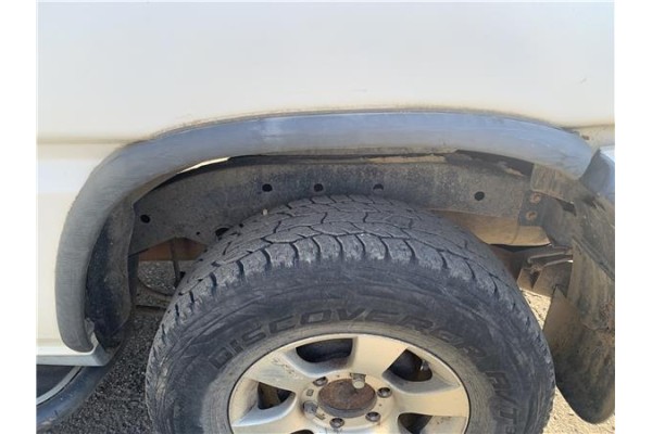 Recambio de aletin trasero izquierdo para nissan terrano ii (r20) 2.7 td 4wd referencia OEM IAM 781010F030  
