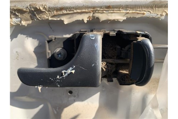 Recambio de manilla int. puerta delantero derecha para nissan terrano ii (r20) 2.7 td 4wd referencia OEM IAM 8067090J00 806700F0