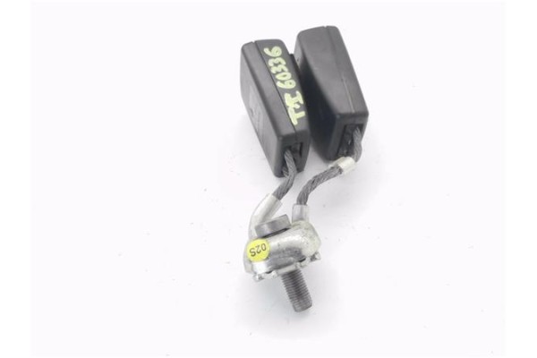 Recambio de anclaje cinturon trasero izquierdo para seat leon (1p1) 1.6 tdi referencia OEM IAM 1K0857739M  