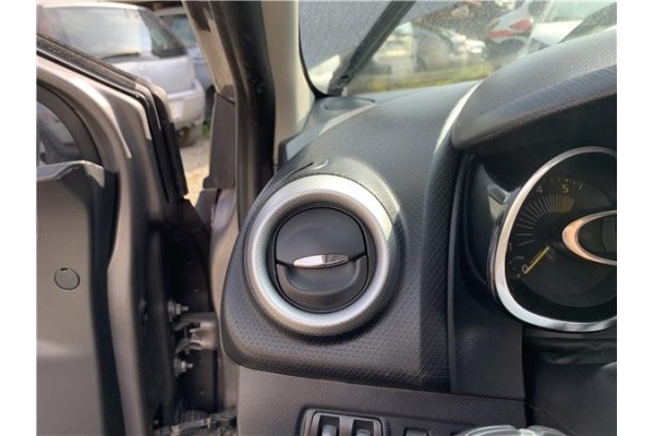 Recambio de rejilla entrada de aire para renault clio iv 1.5 business referencia OEM IAM 687606325R  