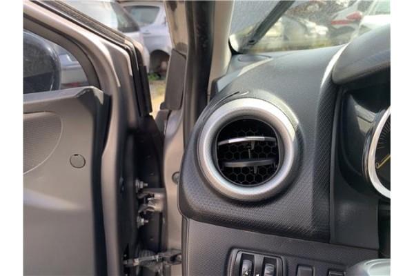 Recambio de rejilla entrada de aire para renault clio iv 1.5 business referencia OEM IAM 687606325R  