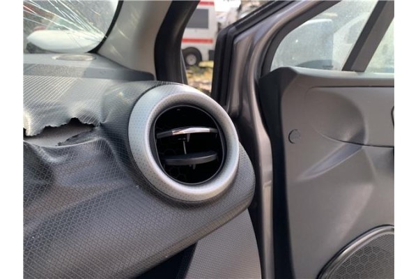 Recambio de rejilla entrada de aire para renault clio iv 1.5 business referencia OEM IAM 687601310R  
