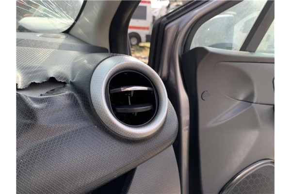 Recambio de rejilla entrada de aire para renault clio iv 1.5 business referencia OEM IAM 687601310R  