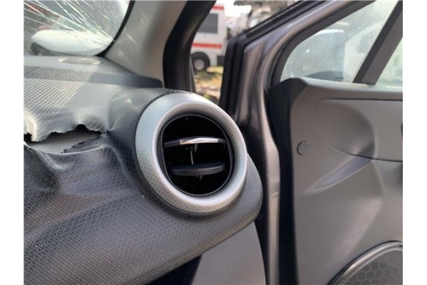 Recambio de rejilla entrada de aire para renault clio iv 1.5 business referencia OEM IAM 687601310R  