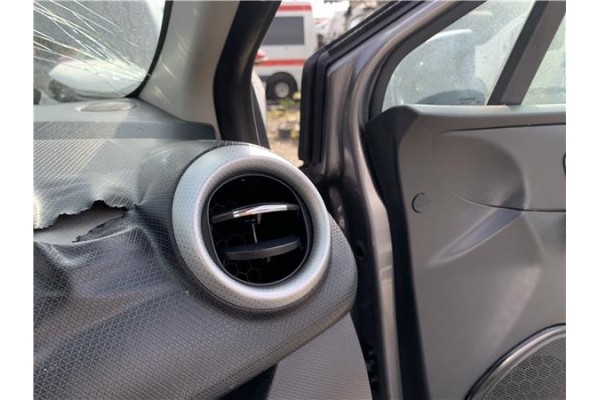 Recambio de rejilla entrada de aire para renault clio iv 1.5 business referencia OEM IAM 687601310R  