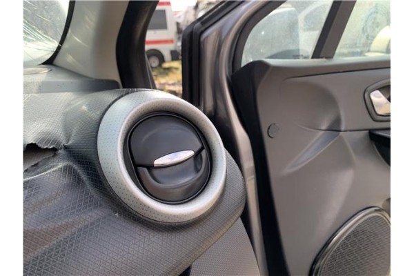 Recambio de rejilla entrada de aire para renault clio iv 1.5 business referencia OEM IAM 687601310R  