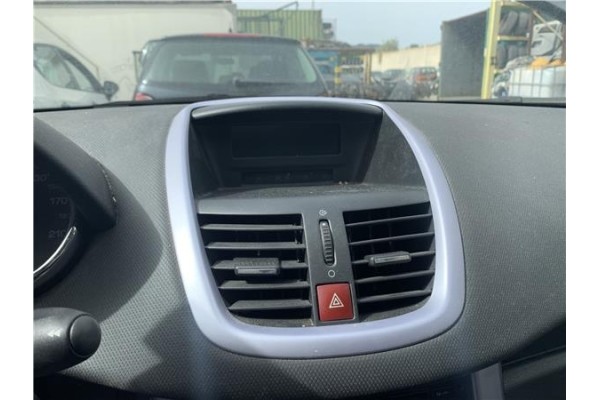 Recambio de rejilla entrada de aire para peugeot 207 cc cabrio-coupé 1.6 básico referencia OEM IAM 8265V0  