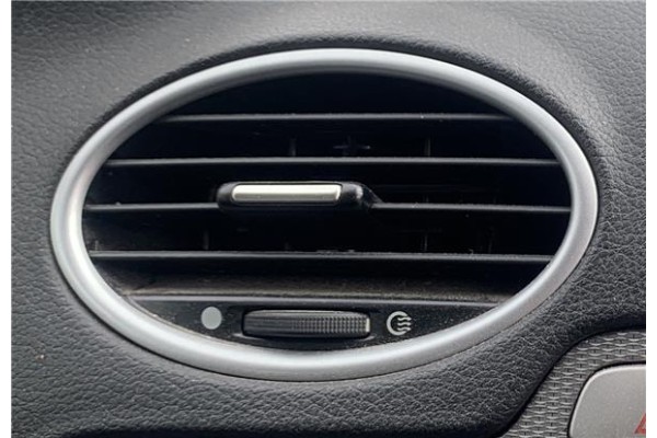 Recambio de rejilla entrada de aire para ford focus ii (da_) 2.0 tdci referencia OEM IAM 1677038  