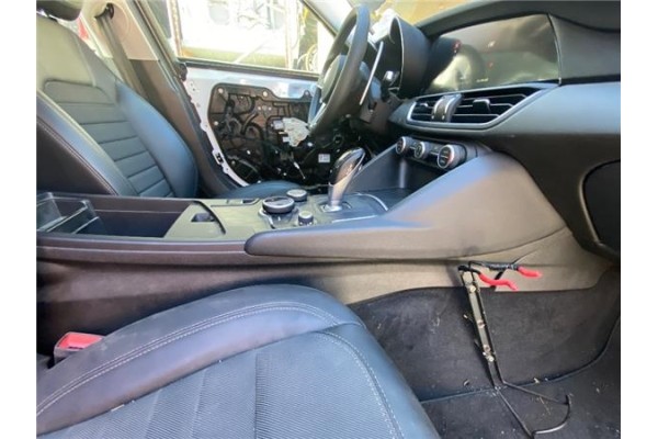 Recambio de consola para alfa romeo giulia (952) 2.2 super referencia OEM IAM 156114586  