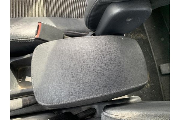 Recambio de consola para kia sportage (km) 2.0 crdi referencia OEM IAM 846111F000WK 846111F000WK 