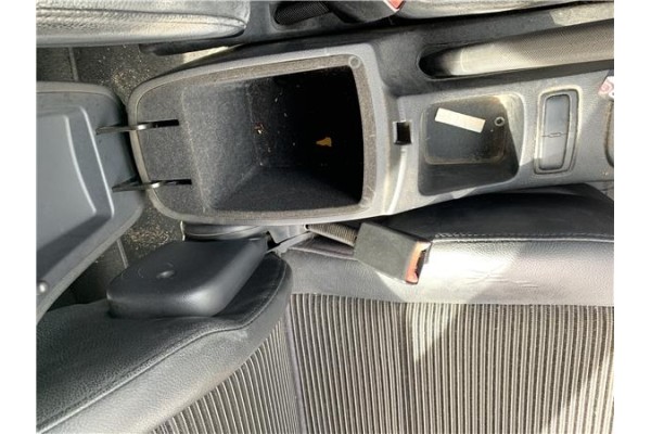 Recambio de consola para kia sportage (km) 2.0 crdi referencia OEM IAM 846111F000WK 846111F000WK 