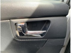 Recambio de manilla int. puerta trasero izquierda para kia sportage (km) 2.0 crdi referencia OEM IAM 826101F010  