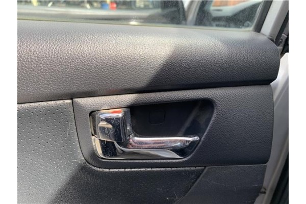 Recambio de manilla int. puerta trasero izquierda para kia sportage (km) 2.0 crdi referencia OEM IAM 826101F010  