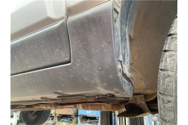 Recambio de spoiler talonera lat. derecha para kia sportage (km) 2.0 crdi referencia OEM IAM 877521F000  