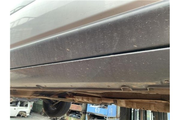 Recambio de spoiler talonera lat. derecha para kia sportage (km) 2.0 crdi referencia OEM IAM 877521F000  