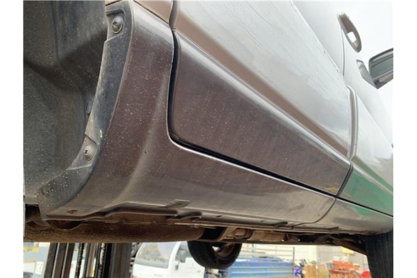 Recambio de spoiler talonera lat. derecha para kia sportage (km) 2.0 crdi referencia OEM IAM 877521F000  