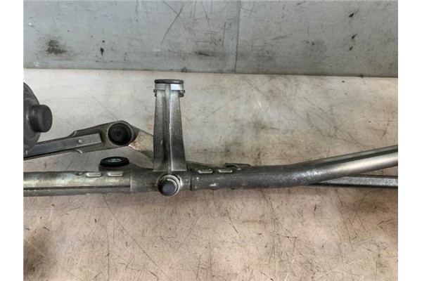 Recambio de motor limpiaparabrisas delantero para peugeot 308 1.6 confort referencia OEM IAM 0390241869  