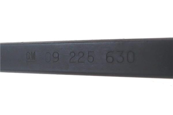 Recambio de brazo limpiaparabrisas trasero para opel combo furgón/ranchera familiar 1.7 di 16v referencia OEM IAM 09225630  