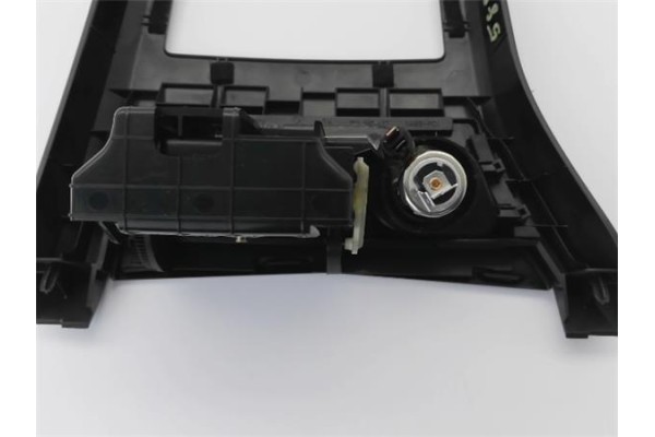 Recambio de embellecedor consola central para opel astra h gtc 1.9 cdti referencia OEM IAM 331985437  