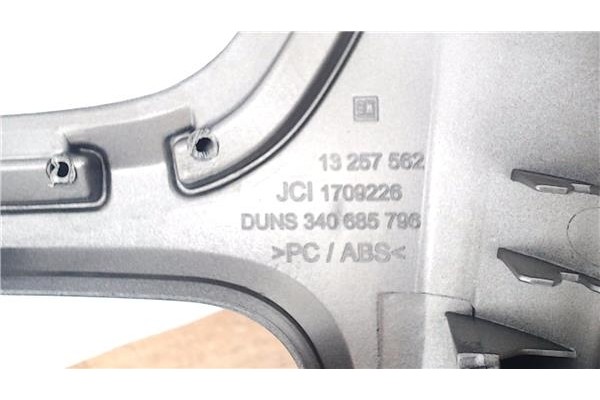 Recambio de embellecedor consola central para opel astra j 1.7 cdti referencia OEM IAM 13257562 JCI1709226 