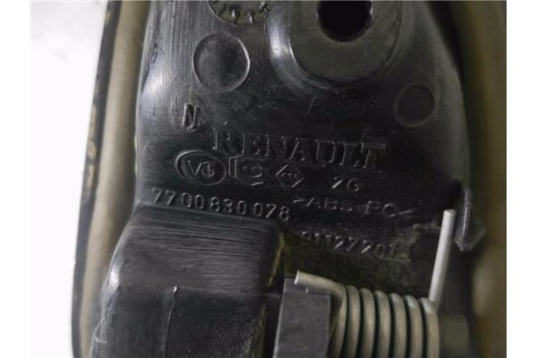 Recambio de manilla int. puerta trasero izquierda para dacia logan 1 1.4 ambiance referencia OEM IAM 7700830078  