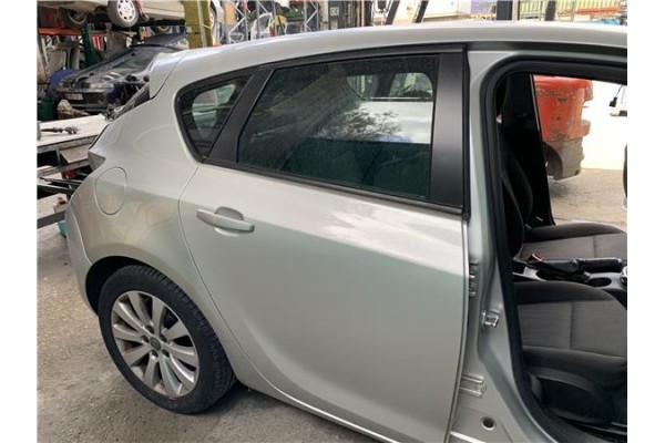 Recambio de puerta trasero derecha para opel astra j 1.7 cdti referencia OEM IAM 13285611  