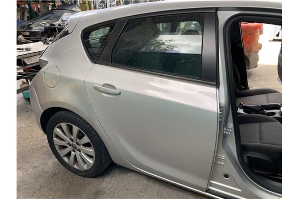 Recambio de puerta trasero derecha para opel astra j 1.7 cdti referencia OEM IAM 13285611  