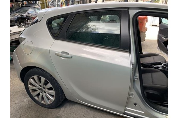 Recambio de puerta trasero derecha para opel astra j 1.7 cdti referencia OEM IAM 13285611  