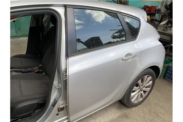 Recambio de puerta trasero izquierda para opel astra j 1.7 cdti referencia OEM IAM 13285610  