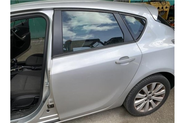 Recambio de puerta trasero izquierda para opel astra j 1.7 cdti referencia OEM IAM 13285610  