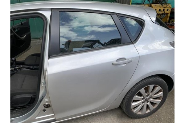 Recambio de puerta trasero izquierda para opel astra j 1.7 cdti referencia OEM IAM 13285610  