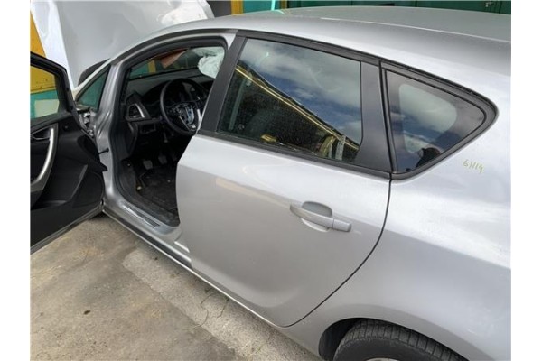 Recambio de puerta trasero izquierda para opel astra j 1.7 cdti referencia OEM IAM 13285610  