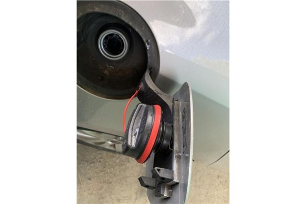 Recambio de tapon combustible para opel astra j 1.7 cdti referencia OEM IAM 13327609  