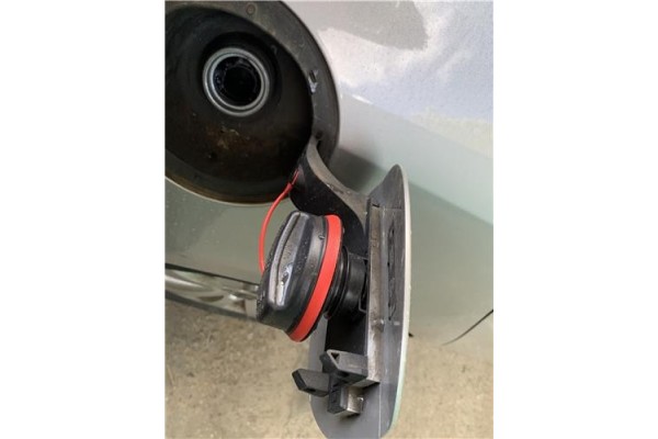 Recambio de tapon combustible para opel astra j 1.7 cdti referencia OEM IAM 13327609  