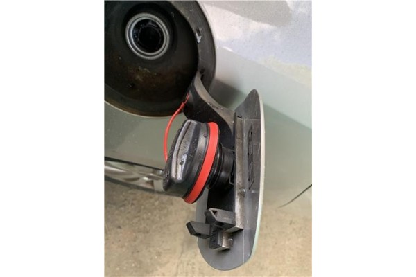 Recambio de tapon combustible para opel astra j 1.7 cdti referencia OEM IAM 13327609  