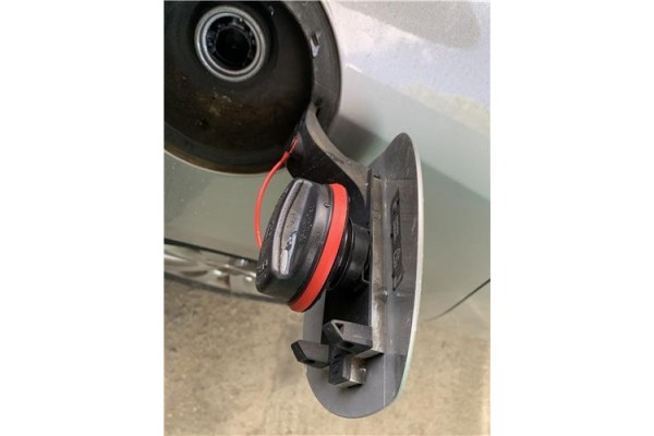 Recambio de tapon combustible para opel astra j 1.7 cdti referencia OEM IAM 13327609  