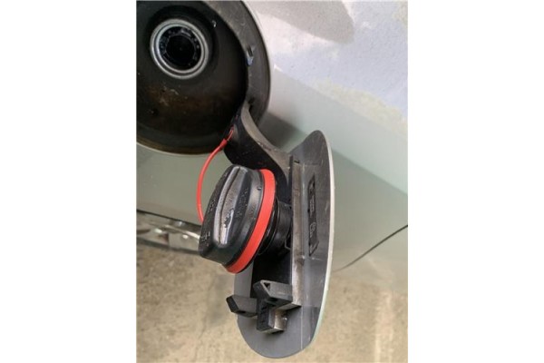 Recambio de tapon combustible para opel astra j 1.7 cdti referencia OEM IAM 13327609  