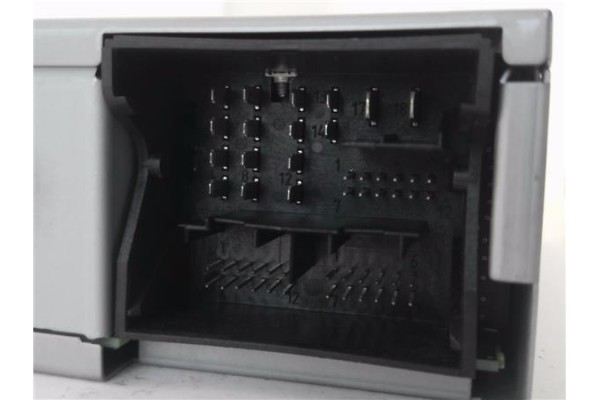 Recambio de radio / cd para volkswagen golf vii berlina (bq1/be2) 1.6 sport referencia OEM IAM 3Q0035846B  