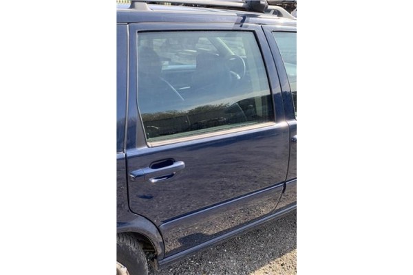 Recambio de puerta trasero derecha para volvo v70 familiar 2.5 referencia OEM IAM 9152526  