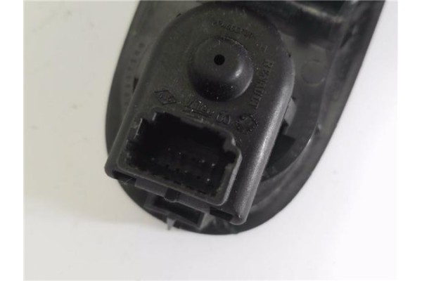 Recambio de mando elevalunas delantero izquierdo para renault master iii combi 2.3 l2h2 3,5t referencia OEM IAM 8200637849  
