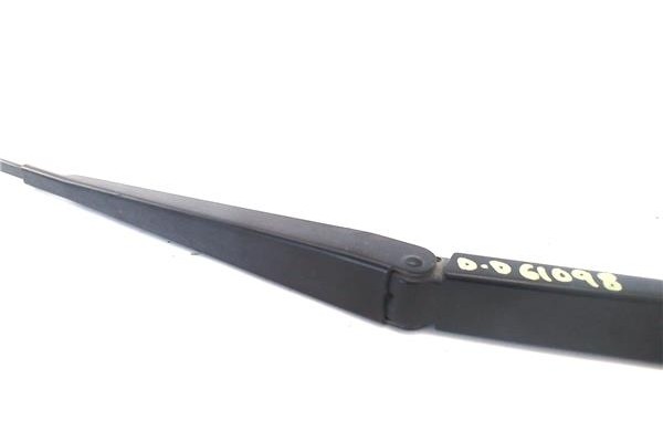 Recambio de brazo limpiaparabrisas delantero derecho para volvo xc90 d5 referencia OEM IAM 8693600  