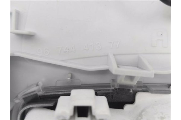 Recambio de luz delantero central techo para peugeot 2008 1.2 access referencia OEM IAM 9674441377  