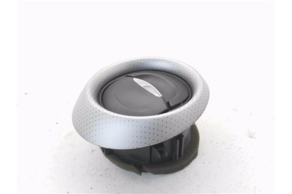 Recambio de rejilla entrada de aire para renault clio iv 1.5 business referencia OEM IAM 687601310R 08239006 