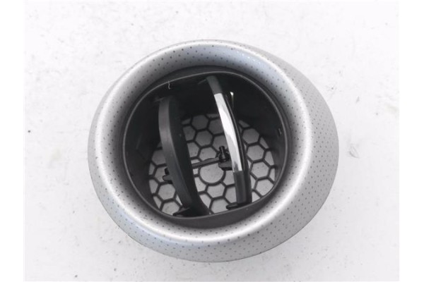 Recambio de rejilla entrada de aire para renault clio iv 1.5 business referencia OEM IAM 687601310R 08239006 