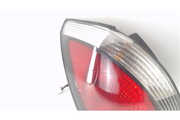 Recambio de piloto trasero izquierdo para kia rio (jb) 1.4 16v referencia OEM IAM 082231923LB  