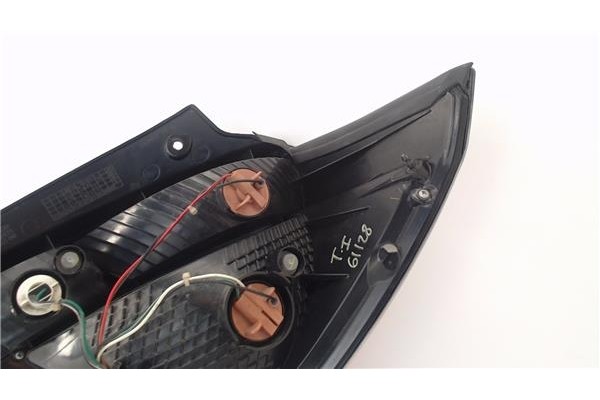 Recambio de piloto trasero izquierdo para kia rio (jb) 1.4 16v referencia OEM IAM 082231923LB  