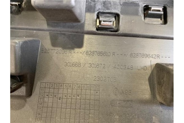 Recambio de moldura puerta trasero izquierda para renault clio iv 1.5 business referencia OEM IAM 828772096R 828765610R 